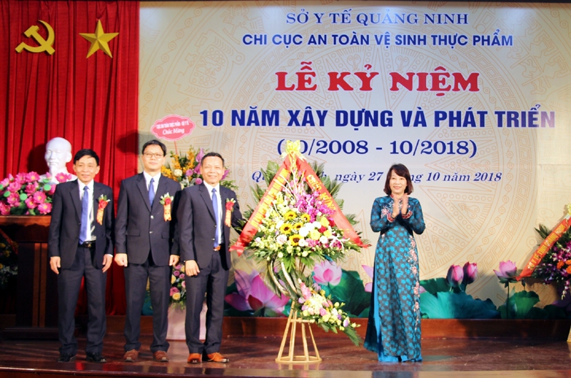 Đồng chí Vũ Thị Thu Thủy, Phó Chủ tịch UBND tỉnh tặng hoa chúc mừng tập thể Chi cục nhân kỷ niệm 10 năm thành lập